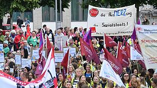 In Hannover protestierten mehrere Tausend Menschen gegen die Gesundheitsreform. In Hannover protestierten mehrere Tausend Menschen gegen die Gesundheitsreform.