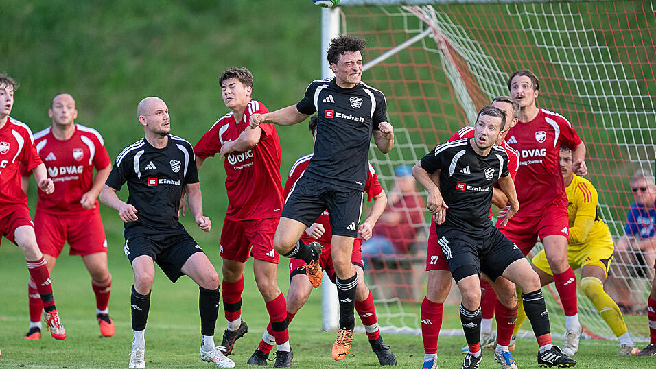 Der FSV Landau (hier in Schwarz) freut sich auf das Spitzenspiel der Bezirksliga West, wenn man am Samstagnachmittag den FC Ergolding daheim empfängt. Der FSV Landau (hier in Schwarz) freut sich auf das Spitzenspiel der Bezirksliga West, wenn man am Samstagnachmittag den FC Ergolding daheim empfängt.