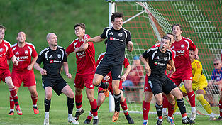 Der FSV Landau (hier in Schwarz) freut sich auf das Spitzenspiel der Bezirksliga West, wenn man am Samstagnachmittag den FC Ergolding daheim empfängt. Der FSV Landau (hier in Schwarz) freut sich auf das Spitzenspiel der Bezirksliga West, wenn man am Samstagnachmittag den FC Ergolding daheim empfängt.