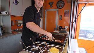 Felix Kopka ist der Inhaber von Curry & KO. in Dingolfing. Ab März sucht er einen Nachfolger, der im Idealfall sein Konzept an Ort und Stelle weiterführt.
