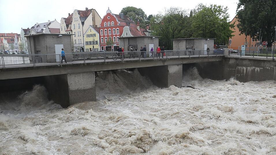 Die Pegelst&auml;nde der Isar sind wegen der andauernden Niederschl&auml;ge der vergangenen Tage steil angestiegen.