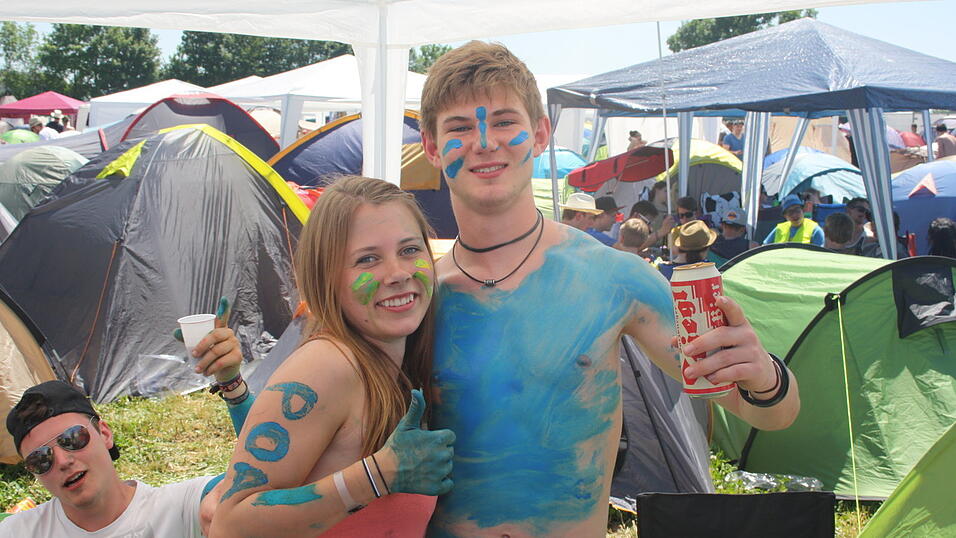 Ein Streifzug durch das Campinggelände: Trotz heißer Temperaturen sind die Festivalbesucher bestens gelaunt. (Foto: David Voltz) Ein Streifzug durch das Campinggelände: Trotz heißer Temperaturen sind die Festivalbesucher bestens gelaunt. (Foto: David Voltz)