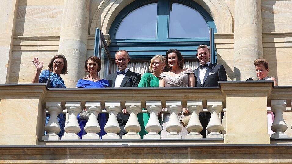 Polit-Prominenz auf dem Festspielhaus-Balkon.