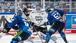 Als schier unüberwindbar erweist sich Kölns Torhüter Janne Juvonen am Freitagabend für die Straubing Tigers. Wie hier Danjo Leonhardt (r.) finden die Straubinger bei Dutzenden von Anläufen in dem Finnen ihren Meister und verlieren am Ende mit 0:2. Als schier unüberwindbar erweist sich Kölns Torhüter Janne Juvonen am Freitagabend für die Straubing Tigers. Wie hier Danjo Leonhardt (r.) finden die Straubinger bei Dutzenden von Anläufen in dem Finnen ihren Meister und verlieren am Ende mit 0:2.