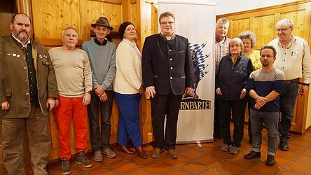 Die Spitzenkandidaten Florian Geisenfelder (Mitte), Johanna P&ouml;ringer (4.v.l.) und Andreas Schambeck (1.v.l.), sowie einige weitere Kandidaten f&uuml;r die Kreistagswahl.