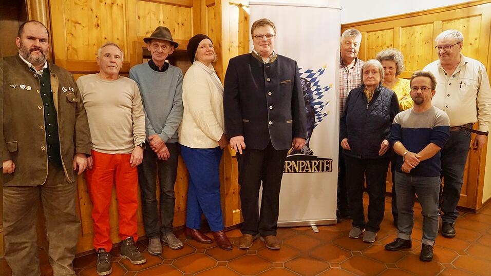 Die Spitzenkandidaten Florian Geisenfelder (Mitte), Johanna P&ouml;ringer (4.v.l.) und Andreas Schambeck (1.v.l.), sowie einige weitere Kandidaten f&uuml;r die Kreistagswahl.