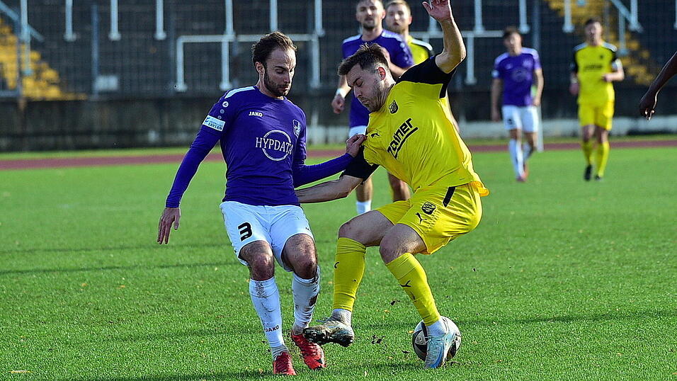 Vilzings Thomas Haas (in Gelb) k&auml;mpft gegen Della Schiava Nicola von den Schwaben (in Lila) um den Ball. Das Bild ist aus dem Hinspiel - Vilzing siegte damals knapp mit 2:1.