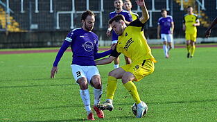 Vilzings Thomas Haas (in Gelb) k&auml;mpft gegen Della Schiava Nicola von den Schwaben (in Lila) um den Ball. Das Bild ist aus dem Hinspiel - Vilzing siegte damals knapp mit 2:1.