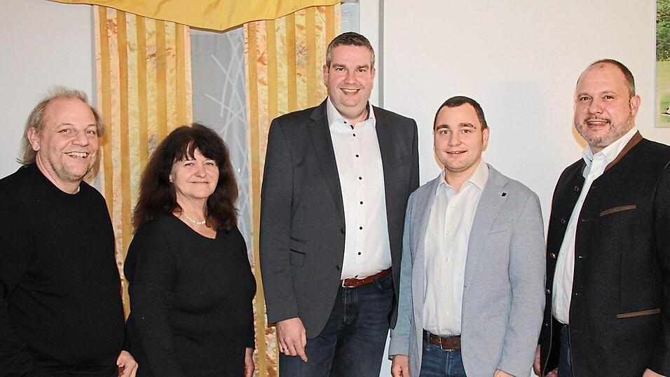 Georg Haindl (Mitte) soll B&uuml;rgermeisterkandidat der Freien W&auml;hler Rottenburg werden, Vertreter aus der Stadtratsfraktion und dem Ortsverband waren bei der Vorstellung dabei (v.l.): Siegfried Zitzmann, Angelika Wimmer, Matthias Maier und Stephan Schraml.