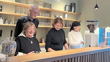 Wechselnde Teams von eigens ausgebildeten Baristi Pastorale teilen sich die ausschlie&szlig;lich ehrenamtliche Arbeit: (von links nach rechts) Gabi Meyer-Sch&uuml;bl, Helmut und Renate Wanner sowie Ursula Rosner-Mehringer.