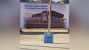Der Spatenstich f&uuml;r das neue Geb&auml;ude ist gemacht.