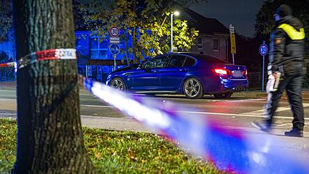 Ein BMW steht in der Nacht an einer Einsatzstelle in der Region Hannover. Einsatzkr&auml;fte haben zuvor auf ein Auto geschossen, dass zuvor in eine Gruppe von Menschen gefahren war.