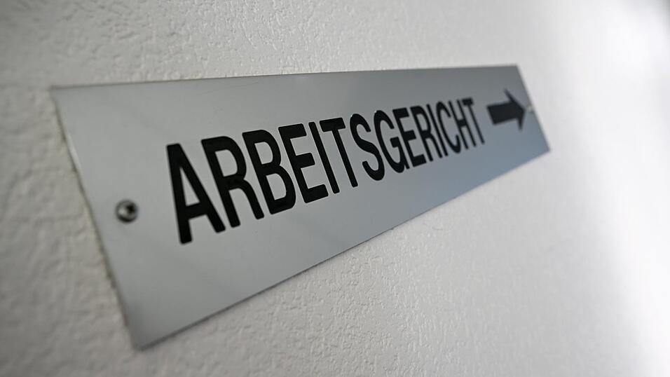 Vor dem Arbeitsgericht in Cham hat sich ein Mitarbeiter noch vorenthaltenen Lohn geholt. Ihm war bereits am zweiten Tag im neuen Job gek&uuml;ndigt worden.