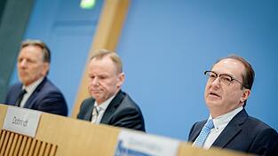 Vorsitzender der Innenministerkonferenz von Bund und Ländern ist aktuell Hamburgs Innensenator, Andy Grote (M). (Archivbild) Vorsitzender der Innenministerkonferenz von Bund und Ländern ist aktuell Hamburgs Innensenator, Andy Grote (M). (Archivbild)