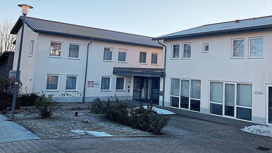 Das ehemalige Haus Rosenium in Wiesenfelden: Seit einem Jahr steht das Gebäude nun schon leer. Das ehemalige Haus Rosenium in Wiesenfelden: Seit einem Jahr steht das Gebäude nun schon leer.