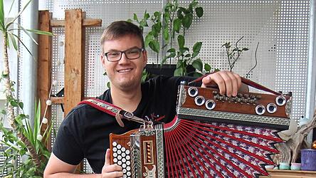 Dominik Knaller (26) auf dem Balkon mit seiner „Ziach“.
