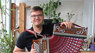 Dominik Knaller (26) auf dem Balkon mit seiner „Ziach“.