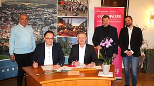 Von links: Stadtrat Günther Lommer, Bürgermeister Martin Stoiber, Ansprechpartner der Telekom Stefan Krantz, zweiter Bürgermeister Walter Dendorfer und Kommunalberater der Telekom Christian Beiderbeck freuen sich über den sechsten und letzten Vertrag für den Glasfaserausbau in Cham. Bis 2029 soll der abgeschlossen sein. Von links: Stadtrat Günther Lommer, Bürgermeister Martin Stoiber, Ansprechpartner der Telekom Stefan Krantz, zweiter Bürgermeister Walter Dendorfer und Kommunalberater der Telekom Christian Beiderbeck freuen sich über den sechsten und letzten Vertrag für den Glasfaserausbau in Cham. Bis 2029 soll der abgeschlossen sein.