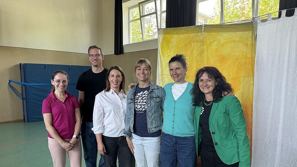 Vom Dominicus-von-Linprun-Gymnasium Corinna Sch&uuml;rzinger, Armin Martiniz-Kellermann, Kiwanis-Pr&auml;sidentin Johanna Werner, vom &bdquo;Mutwelten&ldquo;-Theater Sonja Welter und Judith Gargass sowie Rektorin Birgit Heigl-Venus