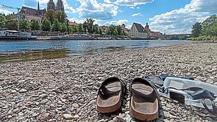 Die Regensburger lieben es, in Donau und Regen zu baden. Hier unterhalb der Steinernen Br&uuml;cke ist es aber eher gef&auml;hrlich.