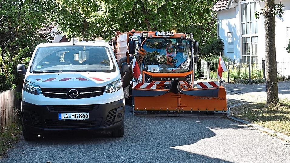 Eng und riskant ist es für den Fahrer des Räumfahrzeugs in manchen Straßen. Zusätzlich muss man bedenken, dass der Schnee genaues Rangieren erschwert und das Personal unter Zeitdruck steht. Eng und riskant ist es für den Fahrer des Räumfahrzeugs in manchen Straßen. Zusätzlich muss man bedenken, dass der Schnee genaues Rangieren erschwert und das Personal unter Zeitdruck steht.