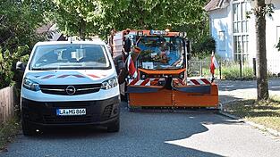 Eng und riskant ist es für den Fahrer des Räumfahrzeugs in manchen Straßen. Zusätzlich muss man bedenken, dass der Schnee genaues Rangieren erschwert und das Personal unter Zeitdruck steht. Eng und riskant ist es für den Fahrer des Räumfahrzeugs in manchen Straßen. Zusätzlich muss man bedenken, dass der Schnee genaues Rangieren erschwert und das Personal unter Zeitdruck steht.