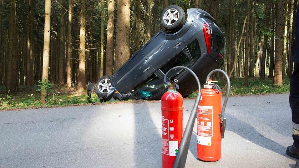 Unfall am Pfingstmontag in einem Waldst&uuml;ck bei Frontenhausen (Kreis Dingolfing-Landau). Dabei wurde ein 75-j&auml;hriger Mann schwer verletzt.