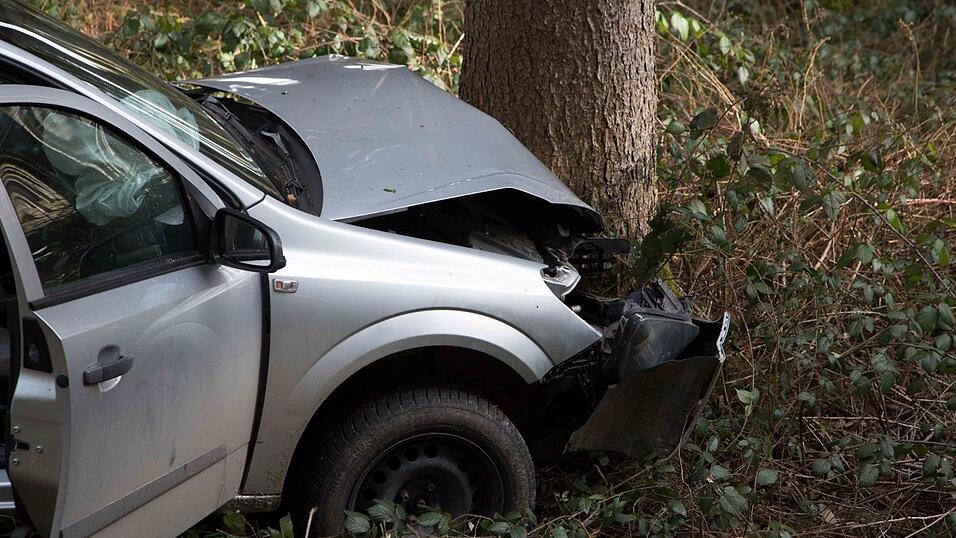 Ein 18-Jähriger hat erst seit drei Tagen seinen Führerschein und schon verursachte er bei Bodenkirchen einen schweren Unfall Ein 18-Jähriger hat erst seit drei Tagen seinen Führerschein und schon verursachte er bei Bodenkirchen einen schweren Unfall