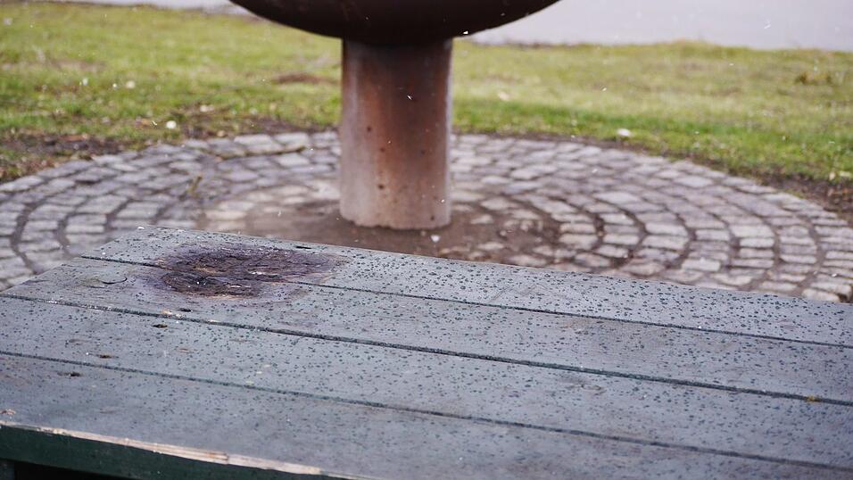 Grillplatz am Rottauensee. Durch Vandalismus beschädigt. Grillplatz am Rottauensee. Durch Vandalismus beschädigt.