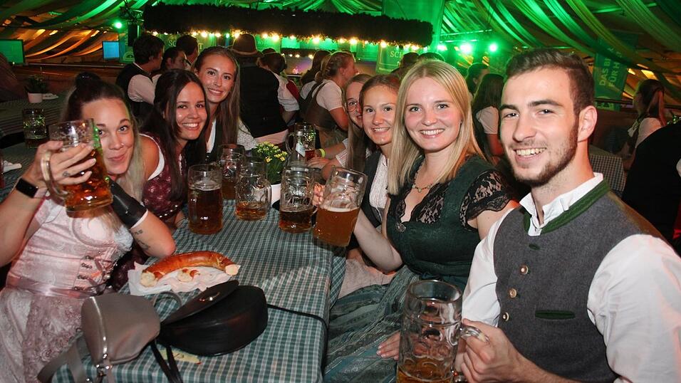 Viele Landshuter feierten am Freitagabend auf der Bartlmädult. Viele Landshuter feierten am Freitagabend auf der Bartlmädult.