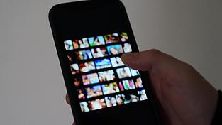 Wer verbotene Bilder über eine Chatgruppe aufs Handy bekommt, sollte sofort die Polizei rufen.