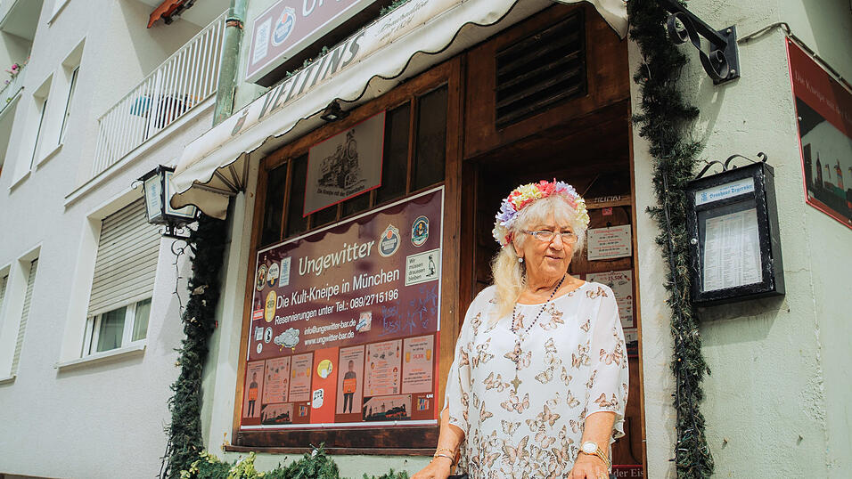 Charlotte Gornik (81) steht vor ihrer früheren Kneipe „Ungewitter“ in der Maxvorstadt. Nach einem schweren Unfall musste sie die Bar aufgeben. Heute geht sie nur noch selten dort hin - zu viele schmerzhafte Erinnerungen hängen für sie an diesem Ort, sagt sie.