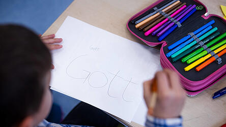 Religionsunterricht in der Grundschule kann seit vergangenem Schuljahr auch von einer evangelischen Lehrerin unterrichtet werden, obwohl mehr katholische Schüler in der Gruppe sind. Religionsunterricht in der Grundschule kann seit vergangenem Schuljahr auch von einer evangelischen Lehrerin unterrichtet werden, obwohl mehr katholische Schüler in der Gruppe sind.