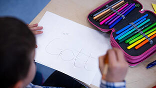Religionsunterricht in der Grundschule kann seit vergangenem Schuljahr auch von einer evangelischen Lehrerin unterrichtet werden, obwohl mehr katholische Schüler in der Gruppe sind.