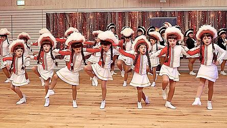 Die Fünkchen-Garde war mit tänzerischer Begeisterung bei der Sache, als es galt, ihren Showtanz zu präsentieren.