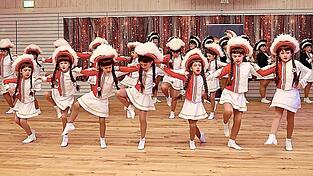 Die Fünkchen-Garde war mit tänzerischer Begeisterung bei der Sache, als es galt, ihren Showtanz zu präsentieren. Die Fünkchen-Garde war mit tänzerischer Begeisterung bei der Sache, als es galt, ihren Showtanz zu präsentieren.