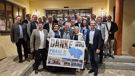 Bei der Abschlusssitzung der Landkreisb&uuml;rgermeister wurde Walter Nirschl (vo.3.v.l.) aus seinem Amt als erster Vorsitzender verabschiedet, mit dabei waren unter anderem auch Landrat Ronny Raith (vo.r.) und stellvertretender Vorsitzender Andreas Eckl (vo.l.).