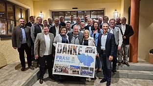 Bei der Abschlusssitzung der Landkreisbürgermeister wurde Walter Nirschl (vo.3.v.l.) aus seinem Amt als erster Vorsitzender verabschiedet, mit dabei waren unter anderem auch Landrat Ronny Raith (vo.r.) und stellvertretender Vorsitzender Andreas Eckl (vo.l.). Bei der Abschlusssitzung der Landkreisbürgermeister wurde Walter Nirschl (vo.3.v.l.) aus seinem Amt als erster Vorsitzender verabschiedet, mit dabei waren unter anderem auch Landrat Ronny Raith (vo.r.) und stellvertretender Vorsitzender Andreas Eckl (vo.l.).