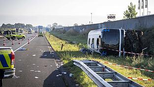 Zwei Schulklassen aus Schleswig-Holstein waren auf dem Weg nach Paris, als ihr Reisebus nahe Wezep verunglückte. Zwei Schulklassen aus Schleswig-Holstein waren auf dem Weg nach Paris, als ihr Reisebus nahe Wezep verunglückte.