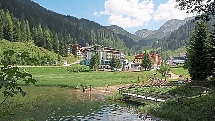 Bei gutem Wetter ist der Zauchensee ein beliebter Ort, um sich zu erfrischen.