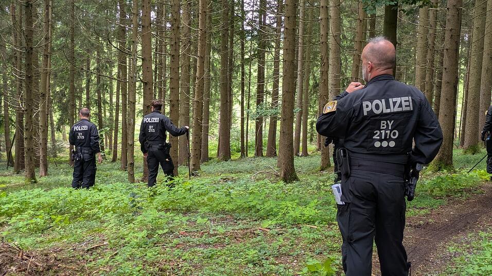 Die Polizei ermittelte vergangene Woche im Waldstück zur Todesursache der Vögel.
