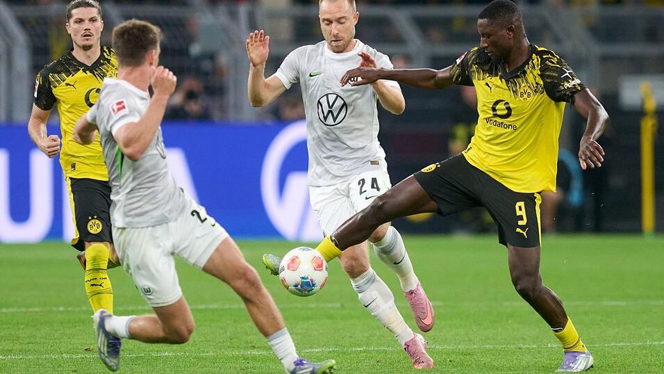 Christian Eriksen (M) gab sein Debüt für Wolfsburg.
