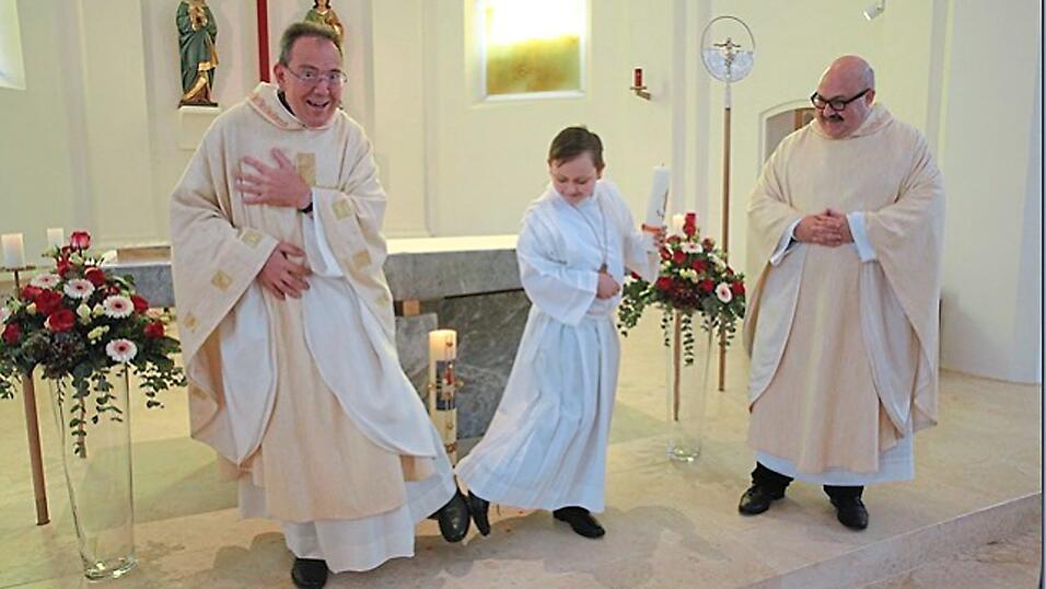 Was wie ein flottes T&auml;nzchen aussieht, ist ein freundschaftlicher 'Corona-Gru&szlig;'.