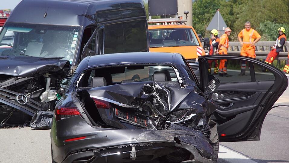 Dieser Auffahrunfall ereignete sich bei Kirchroth, auf Höhe der Ortschaft Thalstetten. Die Personen in den beiden Fahrzeugen hatten Glück. Dieser Auffahrunfall ereignete sich bei Kirchroth, auf Höhe der Ortschaft Thalstetten. Die Personen in den beiden Fahrzeugen hatten Glück.