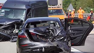 Dieser Auffahrunfall ereignete sich bei Kirchroth, auf Höhe der Ortschaft Thalstetten. Die Personen in den beiden Fahrzeugen hatten Glück.
