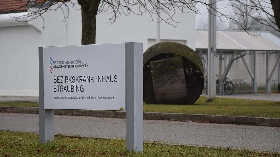 Das neue Schild am Eingang zur Forensik in Straubing. Seit Januar 2020 ist Prof. Dr. Joachim Nitschke dort neuer Ärztlicher Leiter.