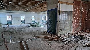 Das Wirtshaus ist entrümpelt und entkernt.