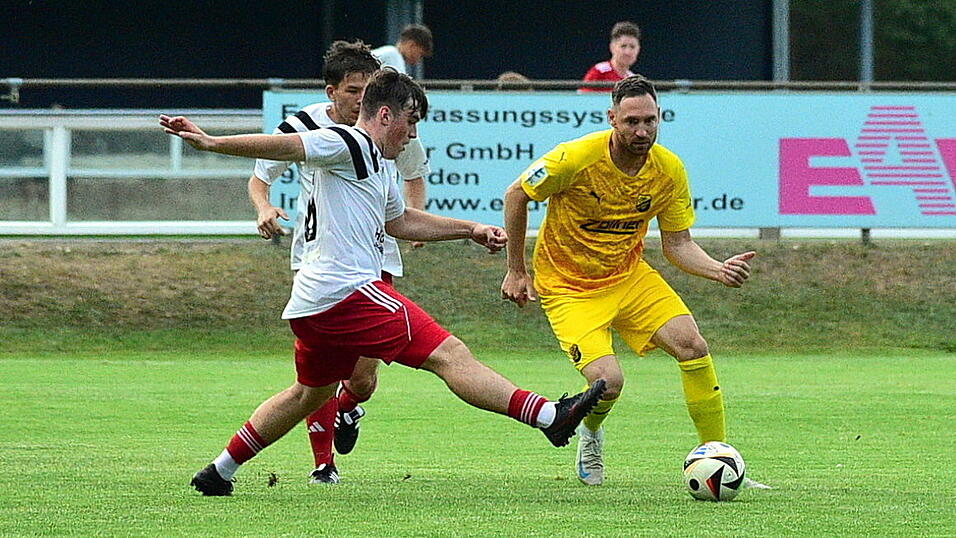 Markus Ziereis (gelbes Trikot) gab am Dienstagabend sein Comeback nach Kreuzbandriss, den er sich am 13. Juli 2025 zugezogen hatte und erzielte auch gleich ein Tor. Markus Ziereis (gelbes Trikot) gab am Dienstagabend sein Comeback nach Kreuzbandriss, den er sich am 13. Juli 2025 zugezogen hatte und erzielte auch gleich ein Tor.