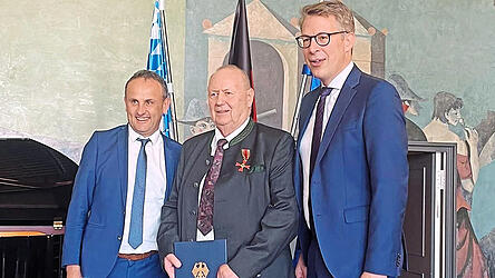 Seit Montag ist Fritz J&ouml;rgl (Mitte) ein Tr&auml;ger des Bundesverdienstkreuzes am Bande. Bei der Verleihung in M&uuml;nchen flankierten ihn Staatsminister Markus Blume (rechts) und B&uuml;rgermeister Josef Sch&uuml;tz.