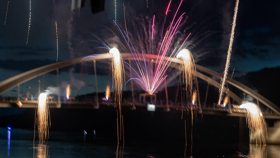 Bereits ab 20 Uhr stieg die Party beiderseits der Donau, um 22 Uhr dann begeisterte das feurige Spektakel auf der Donaubrücke die Gäste. Bereits ab 20 Uhr stieg die Party beiderseits der Donau, um 22 Uhr dann begeisterte das feurige Spektakel auf der Donaubrücke die Gäste.